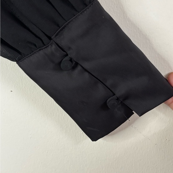 Forever 21 Women’s Black Satin Poly Blend Long Sleeve V-Neck Crop Blouse Size L - Picture 6 of 12